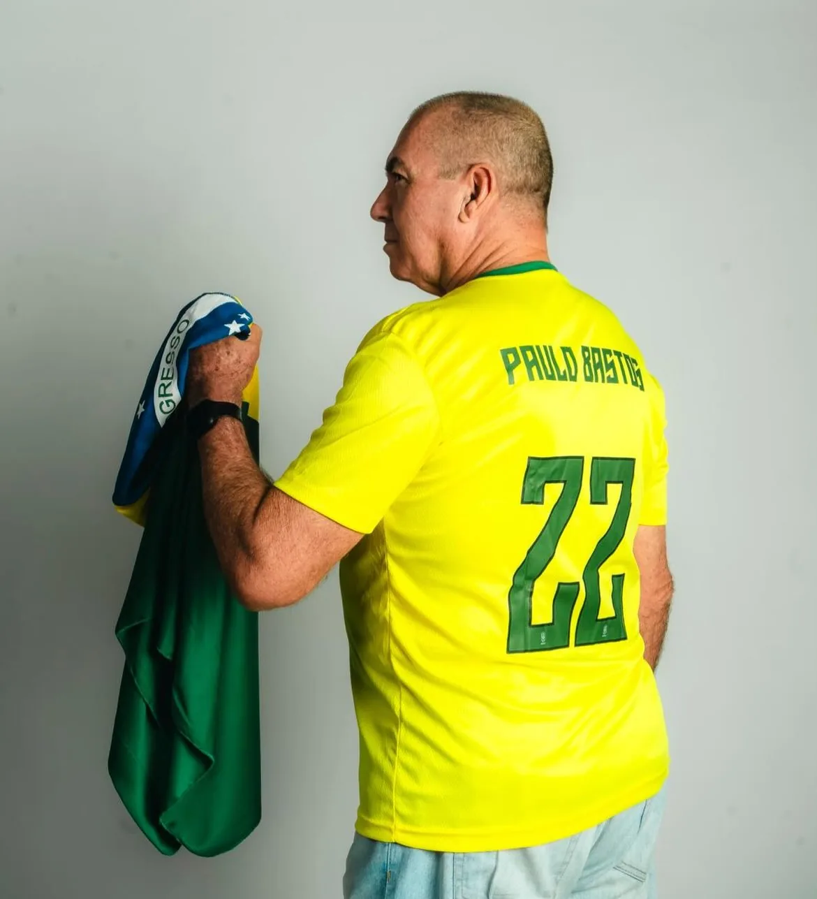 Paulo Bastos discursando em rua do Rio de Janeiro vestindo camiseta de apoio a Bolsonaro