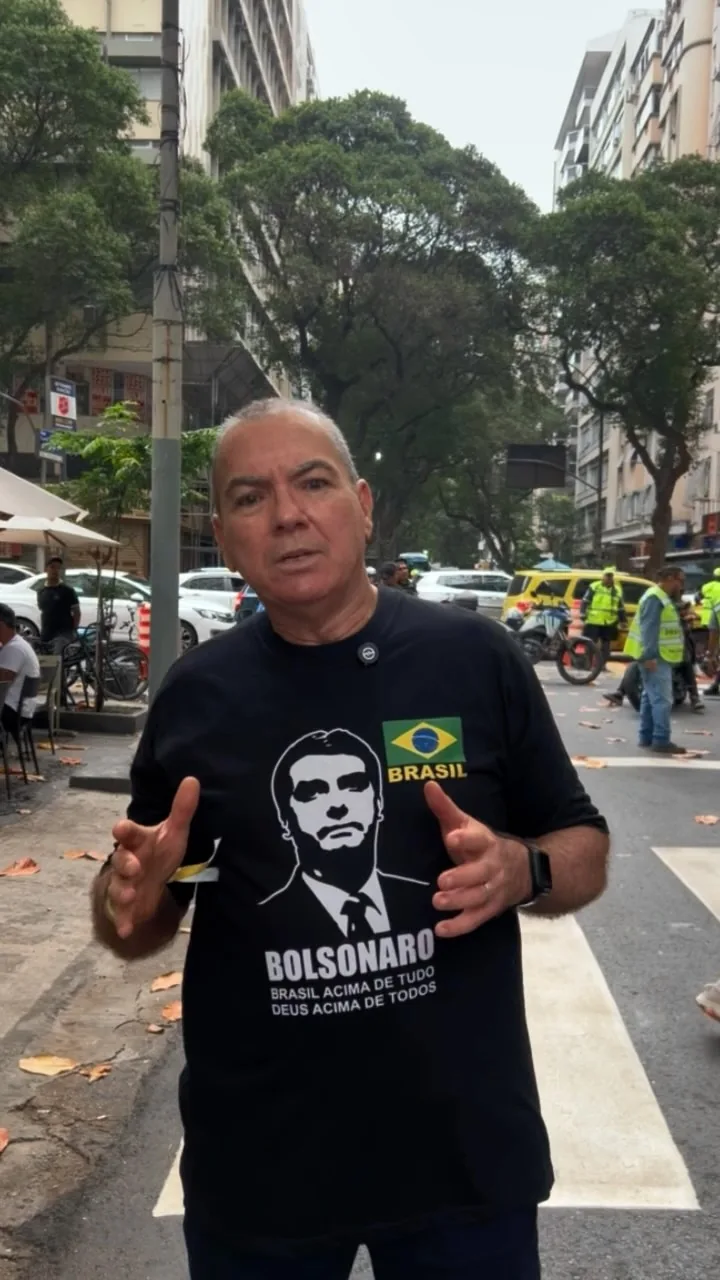 Paulo Bastos em ato de campanha vestindo camisa da seleção com o nome dele estampado