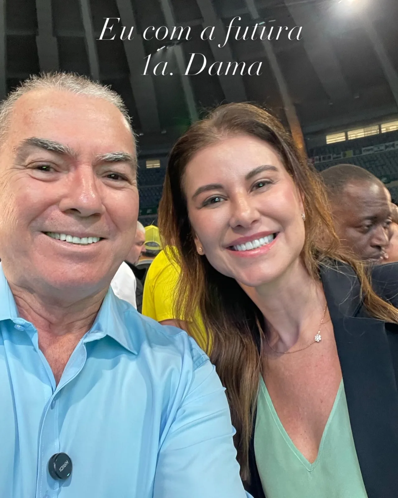 Paulo Bastos em selfie com a futura primeira-dama em evento de campanha