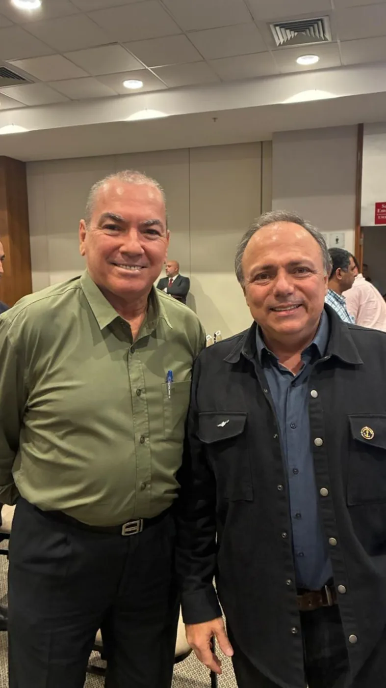 Paulo Bastos ao lado de liderança política em evento institucional